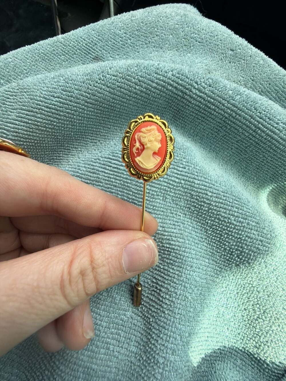 Vintage Gold Tone Oval Cameo Stick Pin Hat Pin with Coral and Cream Profile